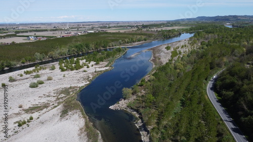 Il drone in una fotografia aerea mostra il letto del fiume a secco d'acqua. Il fiume è quasi prosciugato dalla siccità ed il suo corso è ormai diventato un'isola di sabbia - foto 01