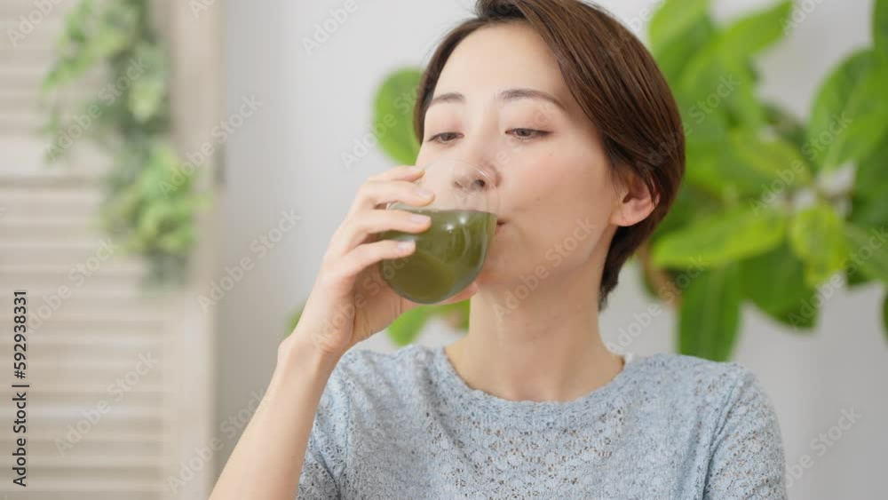 青汁を飲む若い女性 飲食イメージ
青汁を飲む若い女性 飲食イメージ