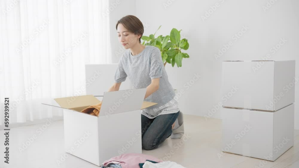 段ボールに荷物を仕舞う若い女性 引っ越しイメージ Stock Video | Adobe Stock