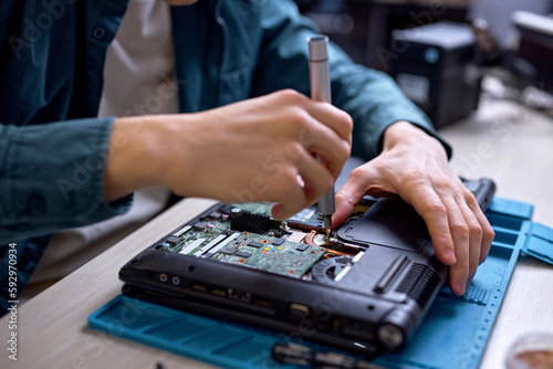 Fotografi cropped professional IT specialist replacing details in computer repair workshop, hardware upgrading