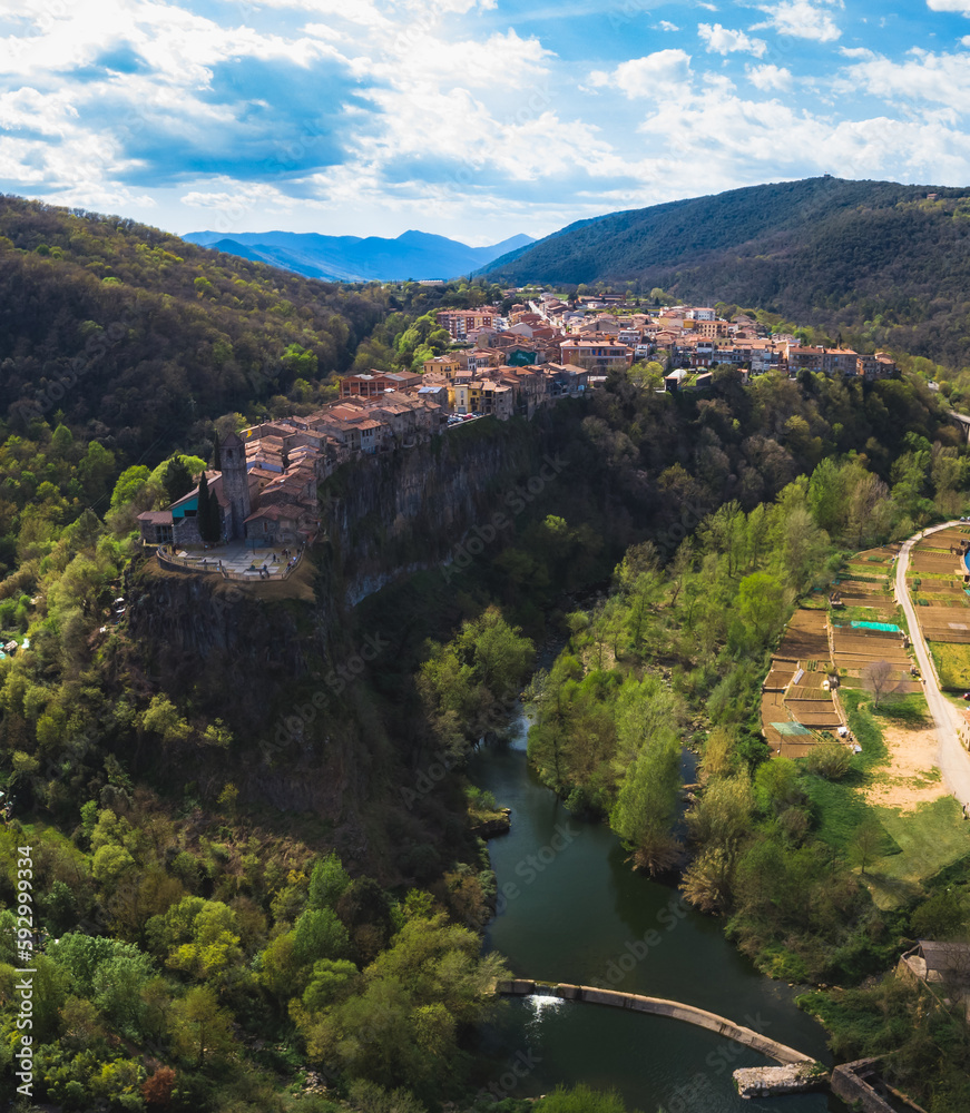 Panorámica de Castellfollit de la Roca, un precioso municipio de Girona (Cataluña - España)