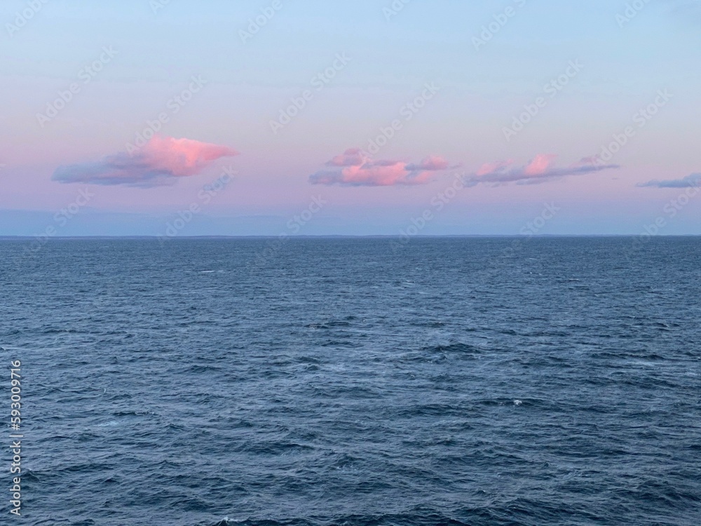 Fototapeta premium Die Sonne geht über dem Skagerrak unter an einem sonnigen Wintertag. Gesehen von einer Fähre auf dem Weg von Oslo nach Kiel vor der schwedischen Küste bei Nordkoster.