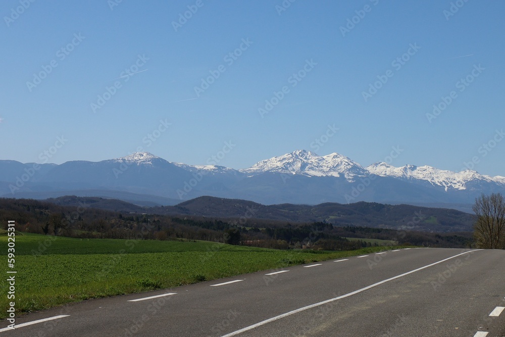 Naklejka premium Le massif montagneux des Pyrénées, village de Mirepoix, département de l'Ariège, France