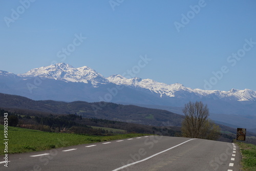 Le massif montagneux des Pyrénées, village de Mirepoix, département de l'Ariège, France