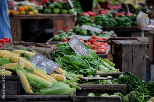 Feira de legumes frutas e verduras frescos 