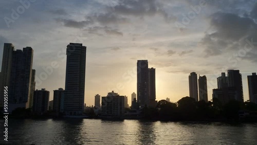 El sol ocultándose tras lo edificio al atardecer en panama