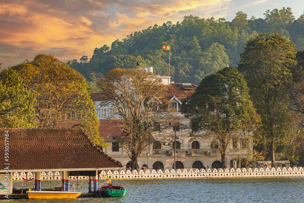 Ταπετσαρία Kandy Lake in the evening in Kandy City, Sri Lanka.
