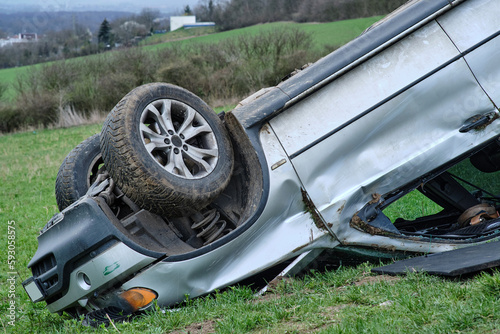 Foto Big SUV car after rollover on the roof in nature