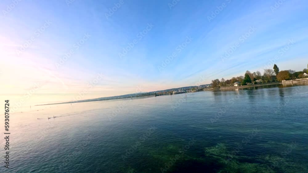 Fliegen über dem Bodensee bei Sonnenaufgang mit dem Säntis im Hintergrund. Konstanz, Bodensee, Baden-Württemberg, Deutschland, Europa. Fliegen über dem Bodensee bei Sonnenaufgang mit dem Säntis im Hintergrund. Konstanz, Bodensee, Baden-Württemberg, Deutschland, Europa.