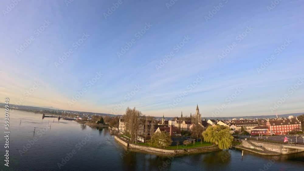 Flug über den ruhigen Bodensee zur Seerheinbrücke bei Sonnenaufgang. Konstanz, Bodensee, Baden-Württemberg, Deutschland, Europa. Flug über den ruhigen Bodensee zur Seerheinbrücke bei Sonnenaufgang. Konstanz, Bodensee, Baden-Württemberg, Deutschland, Europa.