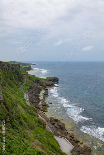 沖縄県伊江島の湧出（わじー）の崖から見える海と青空の風景	