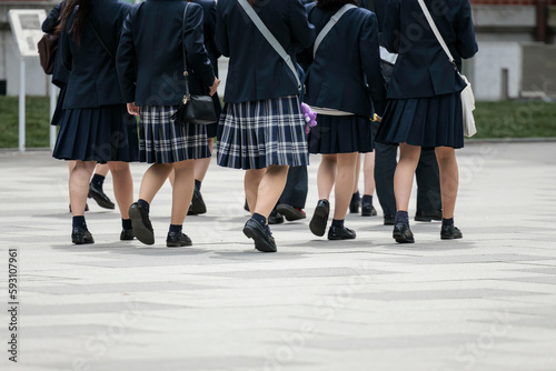 制服を着た女子高生の足元
