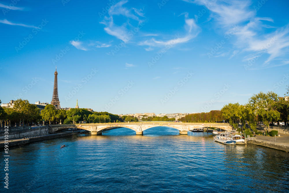 Obraz premium Pont des Invalides and Eiffel Tower in Paris