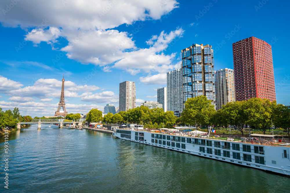 Fototapeta premium Seine river and skyline view of Paris with Eiffel Tower