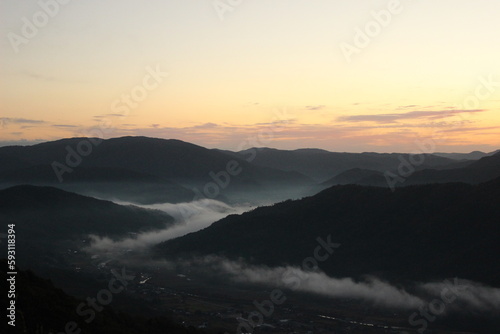 SDGs雲海に浮かぶ山々 自然「荒谷山雲海」広島県広島市安佐北区白木町太陽の輝きと朝日の光