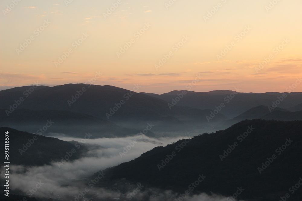 SDGs雲海に浮かぶ山々　自然「荒谷山雲海」広島県広島市安佐北区白木町太陽の輝きと朝日の光