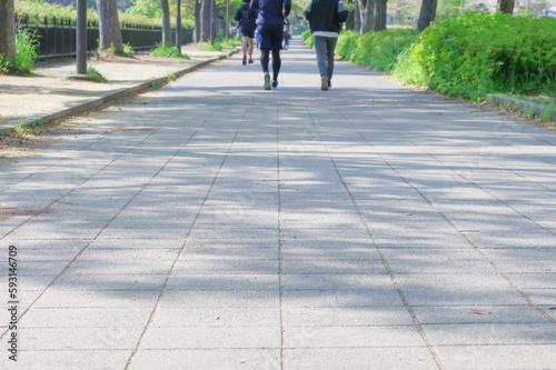 公園をランニングする人