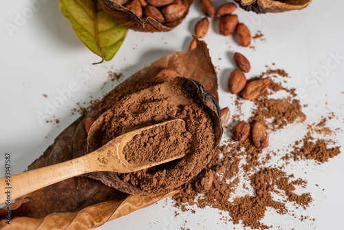 Obraz na płótnie cocoa powder and cocao beans on white table. w salonie