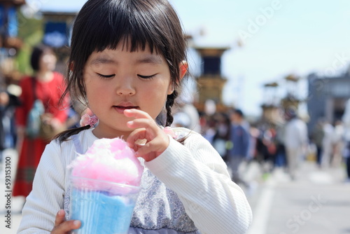 お祭りで綿菓子を食べる子供 photo