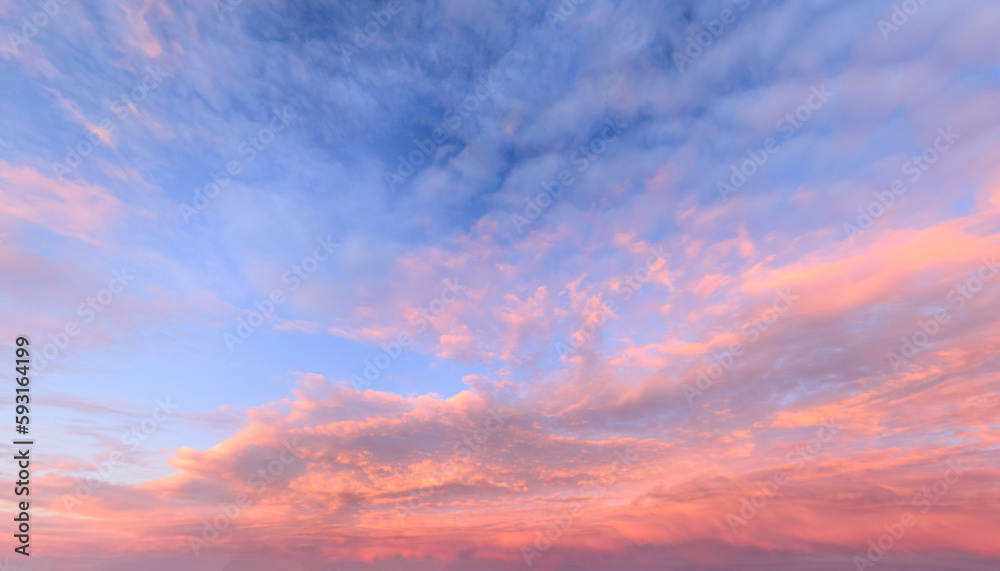 Wolkiger Abendhimmel mit romantischem Abendrot Wolkiger Abendhimmel mit romantischem Abendrot