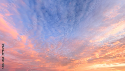 Abendhimmel mit stimmungsvollem Abendrot und leuchtenden Wolkenfeldern © ARochau