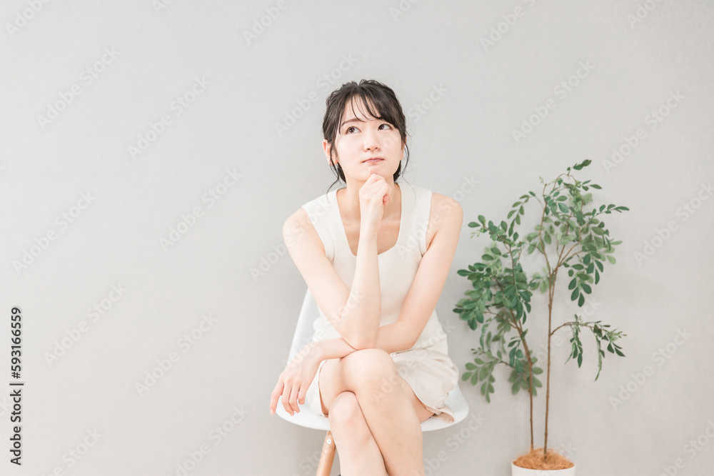 椅子に座って頬杖をついて考える・悩むアジア人女性(美容・ダイエット・エステ・脱毛・美脚)
椅子に座って頬杖をついて考える・悩むアジア人女性(美容・ダイエット・エステ・脱毛・美脚)