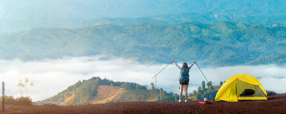 Naklejka premium female hiker enjoying on the top of cliff mountian