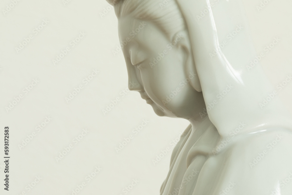 Profilo statua ceramica buddista Guanyin bianca - obrazy, fototapety, plakaty 
