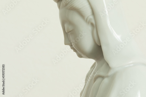 Profilo statua ceramica buddista Guanyin bianca