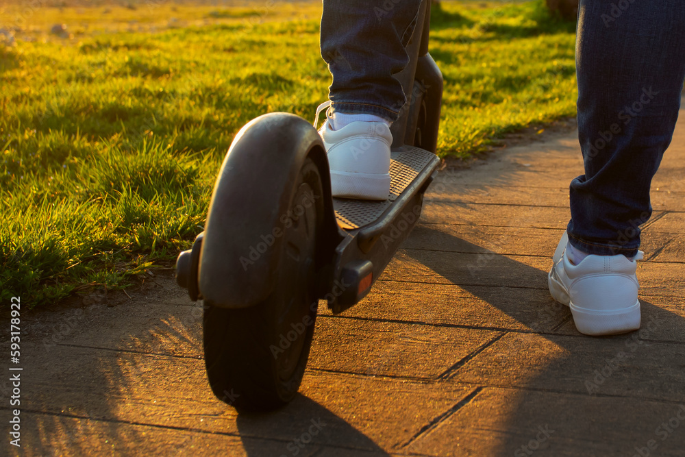 kick scooter rental, traffic safety on city streets, speed limits for