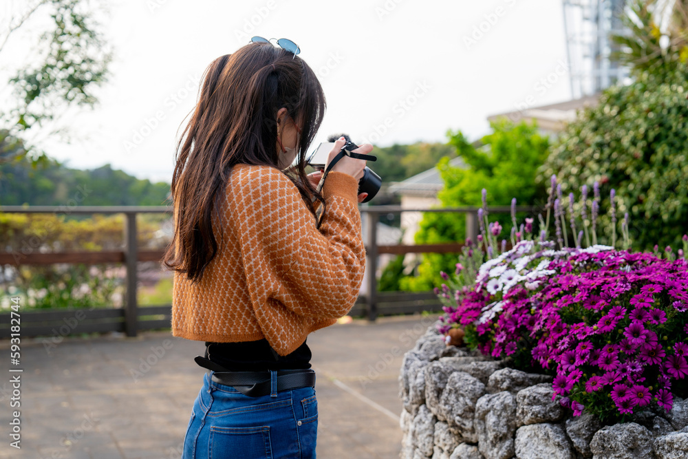 カメラ女子　花壇　公園