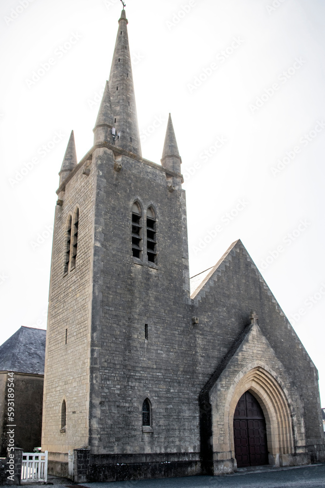 Saint-Martin-de-Vareville. Eglise Saint-Martin de face en contre-jour le matin. Manche. Normandie Saint-Martin-de-Vareville. Eglise Saint-Martin de face en contre-jour le matin. Manche. Normandie