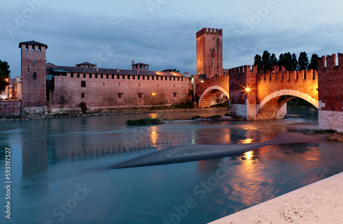 Verona.Ponte di Castelvecchio sul fiume Adige al crepuscolo 