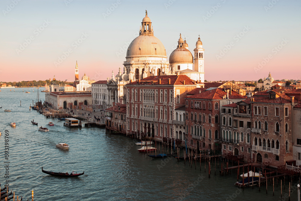 Venezia. Basilica della Salute e Punta della Dogana sul Canal Grande al tramonto