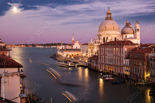 Venezia. Veduta dall' alto della Basilica della Salute sul Canal Grande al tramonto © Guido