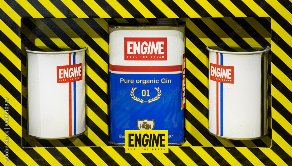 Foto de Vintage can of motor oil containing pure organic Gin Engine packaged with two gin tonic
