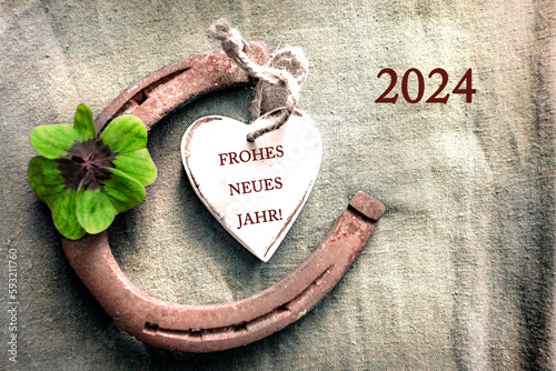 2024 FROHES NEUES JAHR Dekoration mit Glücksklee Herz und Hufeisen mit Text