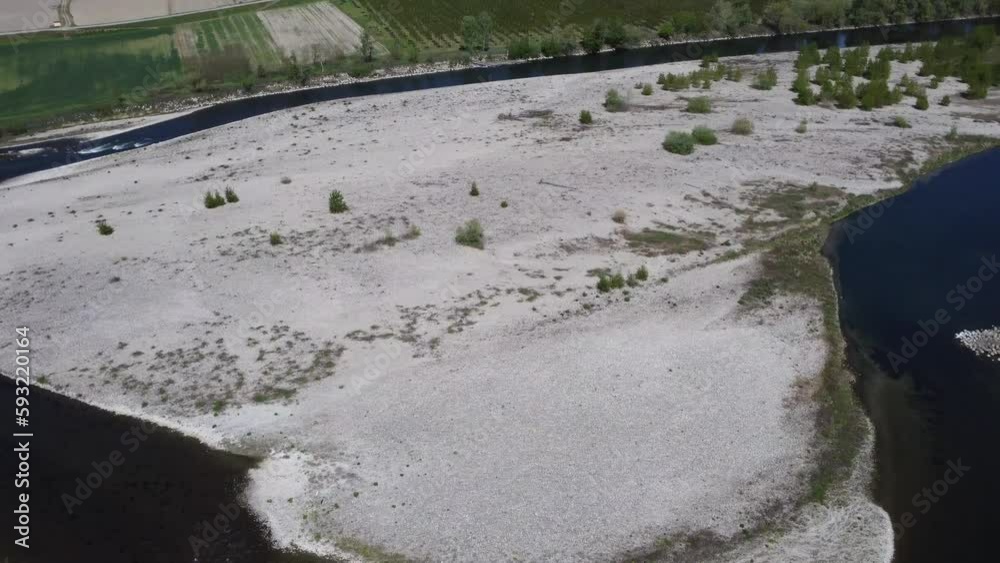 Il drone in un video 4k mostra il letto del fiume Po in Italia, Europa, a secco d'acqua. Il fiume è quasi prosciugato dalla siccità ed il suo corso è ormai diventato un'isola di sabbia - Video 4k 01 Il drone in un video 4k mostra il letto del fiume Po in Italia, Europa, a secco d'acqua. Il fiume è quasi prosciugato dalla siccità ed il suo corso è ormai diventato un'isola di sabbia - Video 4k 01