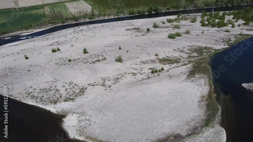 Il drone in un video 4k mostra il letto del fiume Po in Italia, Europa, a secco d'acqua. Il fiume è quasi prosciugato dalla siccità ed il suo corso è ormai diventato un'isola di sabbia - Video 4k 01 photo