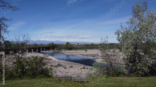 Il drone in un video 4k mostra il letto del fiume Po in Italia, Europa, a secco d'acqua. Il fiume è quasi prosciugato dalla siccità ed il suo corso è ormai diventato un'isola di sabbia - Video 4k 01 photo