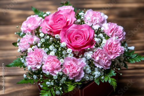 バラとカーネーションの花束 © TOMO