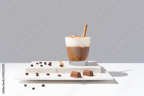 Café vienés con crema batida y canela sobre mármol 