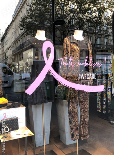 illustration d'une vitrine d'une boutique de vêtement ou il est inscrit le symbole rose pour le mois octobre rose contre le cancer  photo