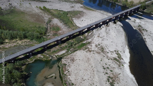 il drone in una fotografia aerea mostra il letto del fiume a secco d'acqua.