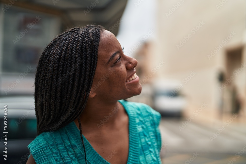 Obraz premium African american woman smiling confident looking to the sky at street