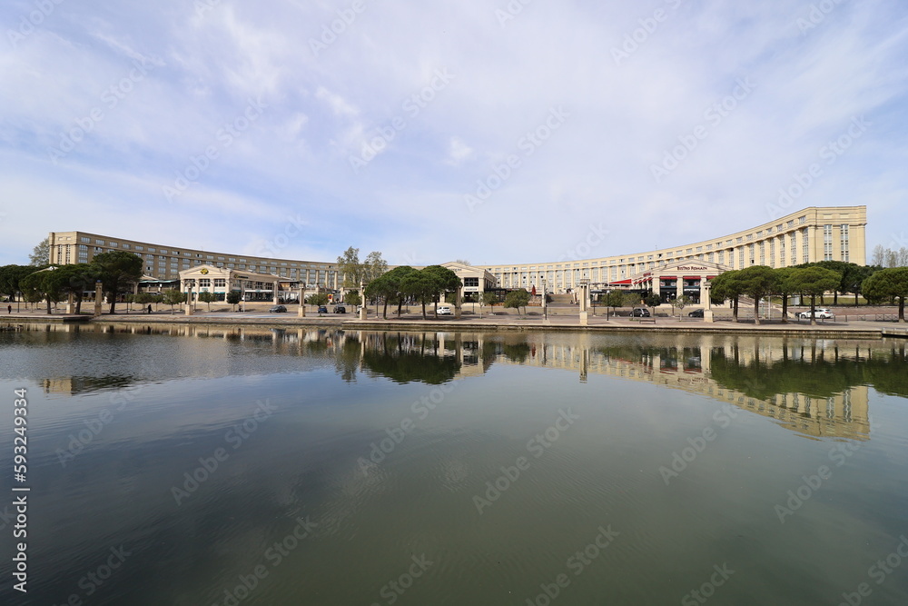 Les bâtiments semi circulaires de la place de l'Europe avec la rivière Lez en premier plan, ville de Montpellier, département de l'Hérault, France