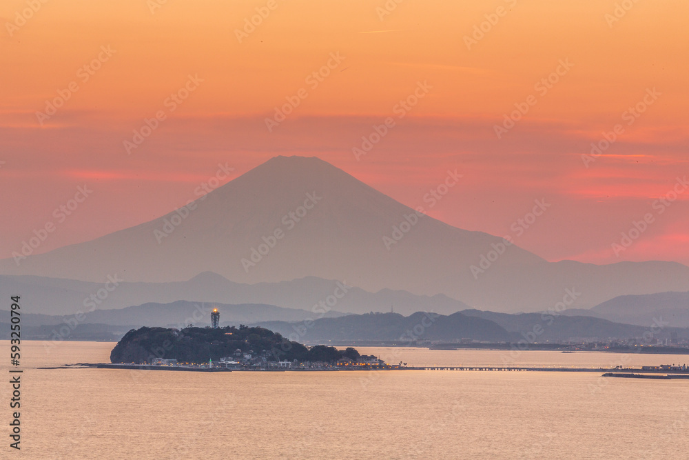 逗子市の高台から相模湾越しの夕焼け富士山