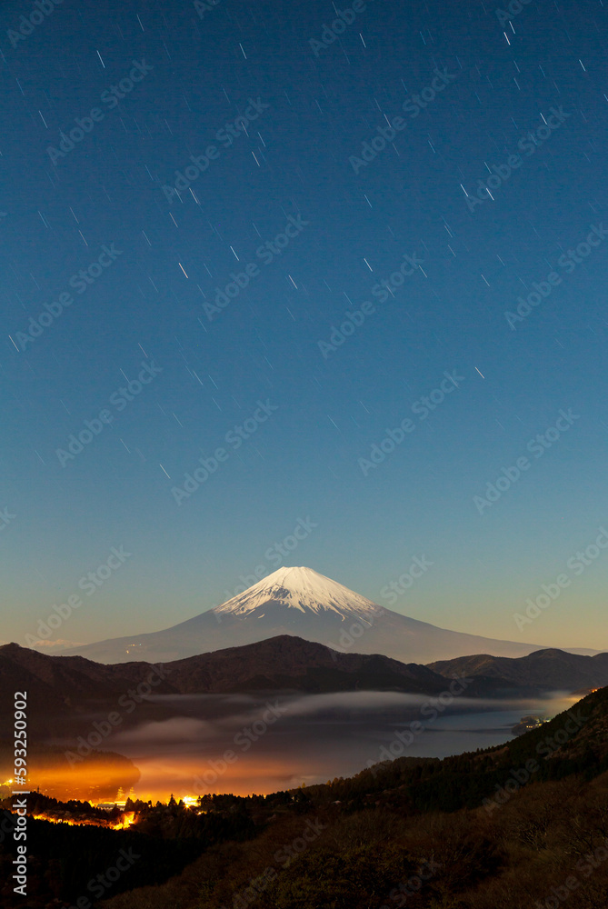 箱根大観山から月光に照らされた富士山と芦ノ湖