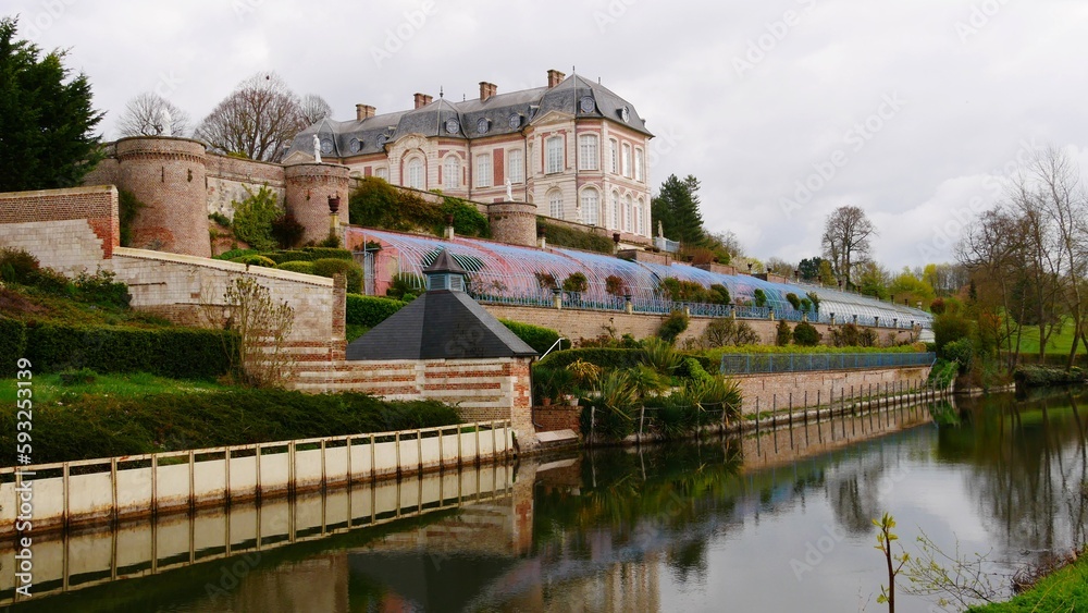 Fototapeta premium Château La folie de Buissy et sa serre tropicale sur la commune de Long en bord du fleuve de la Somme en France