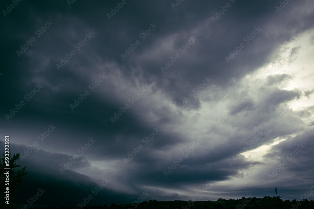 illustration d'un ciel avec ses nuages dans les teintes de gris foncé